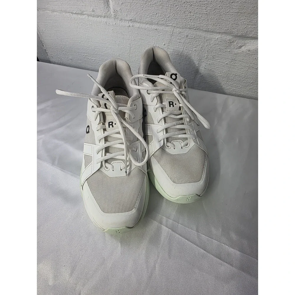 On The Roger Clubhouse Swiss Engine Women Size‎ 9 White Light Green Tennis Shoes
